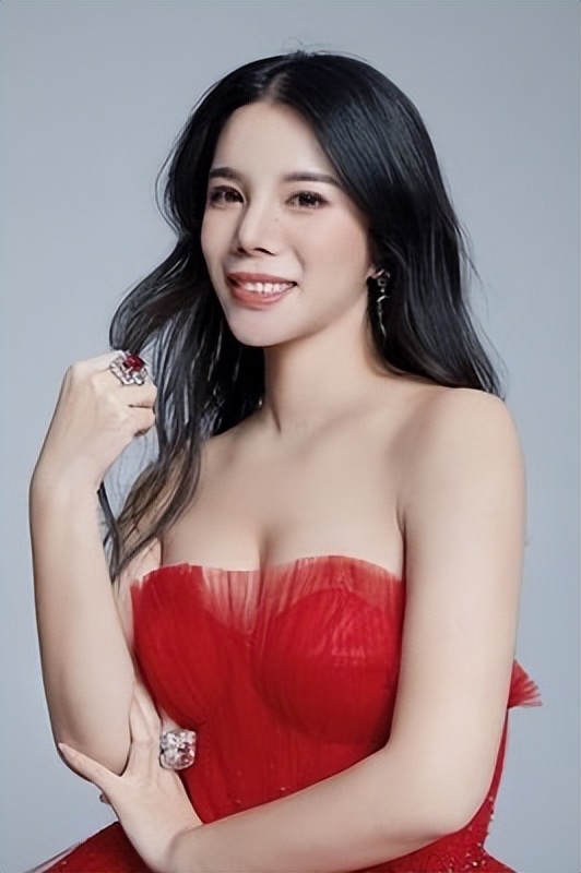 汕头|“上亿名媛”余晚晚:一套裙子值一套房,豪宅厕所就有三室一厅