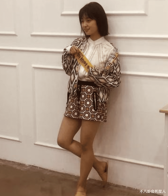 蒋欣|平胸、矮个、虎背熊腰，女星暴露缺陷红毯造型，既雷人又心酸