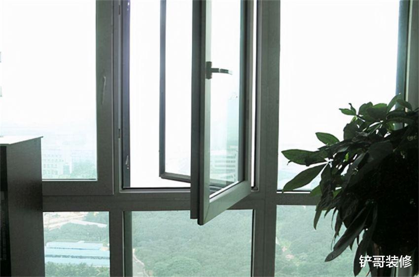 开空调要不要紧闭门窗?听内行人说完,才发现自己一直做错