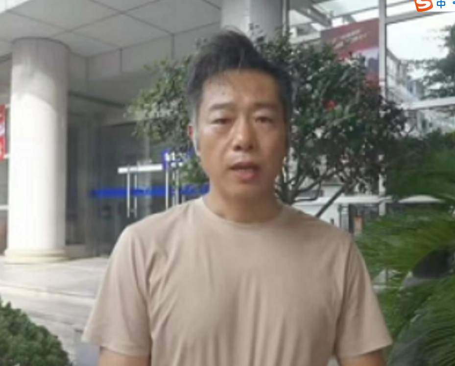 杭州坠楼女童父亲现状:吃饭时还给女儿剥虾,出行时带女儿的遗物