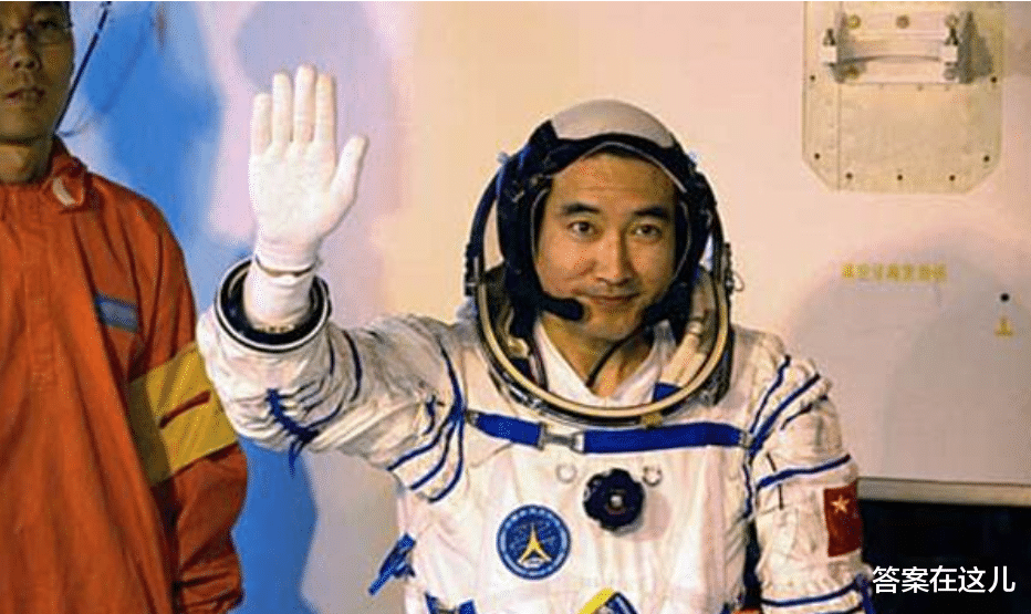 翟志刚出舱时怕地球飘跑了!为何地球没往下掉,能飘在宇宙中?