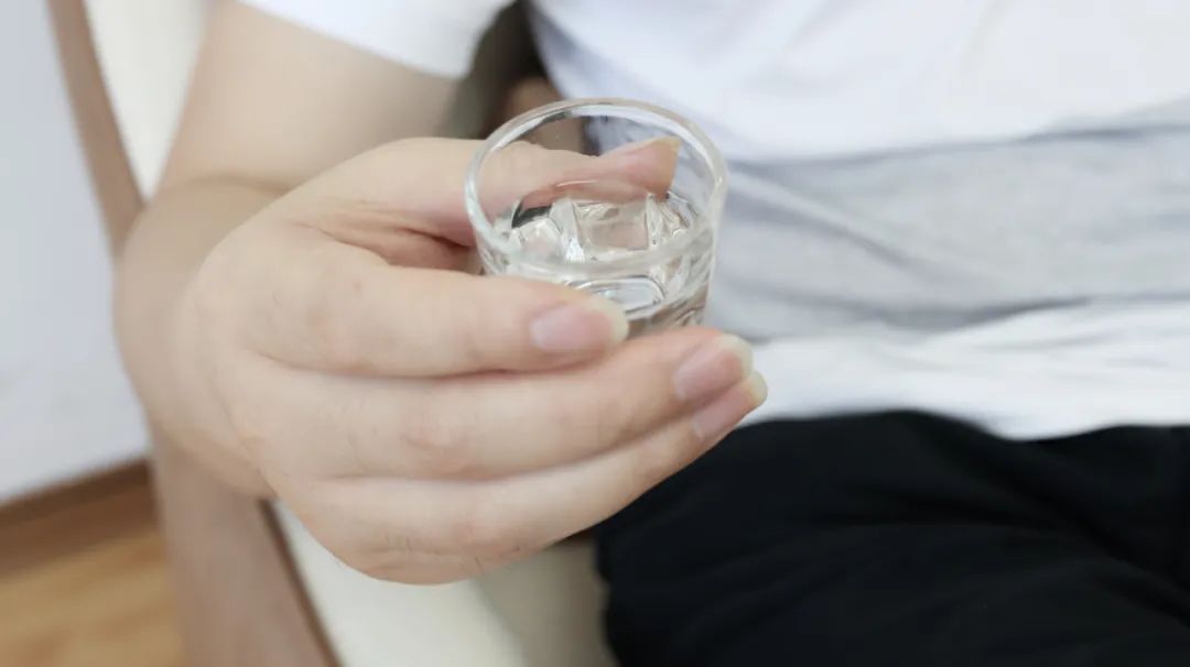 肝脏|喝酒伤肝？医生：早上这2个习惯，比喝酒还伤肝，有的话快改掉