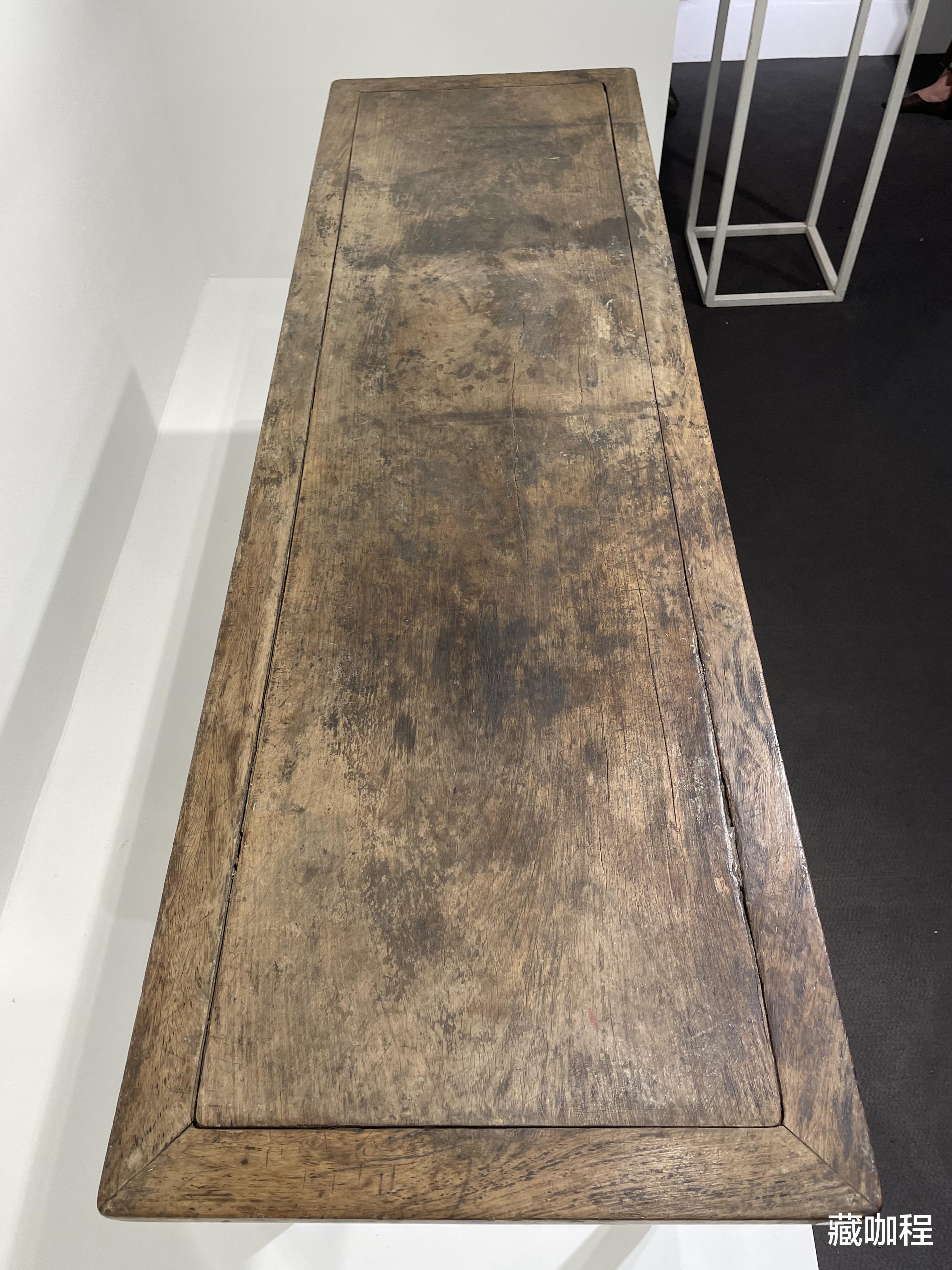 |干皮壳、窄边框镶独板,黄花梨平头案踩玻璃足