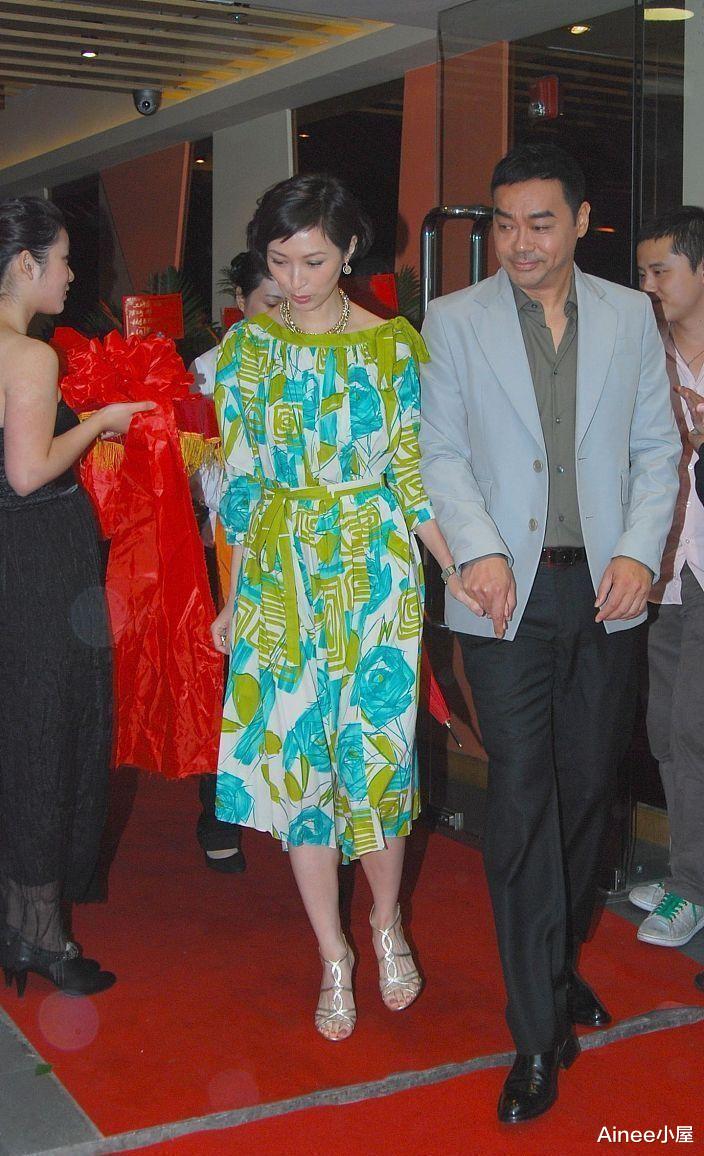 刘青云|刘青云妻子美得仍挺惊艳，穿印花裙配薄纱开衫，在老公身边挺娇俏