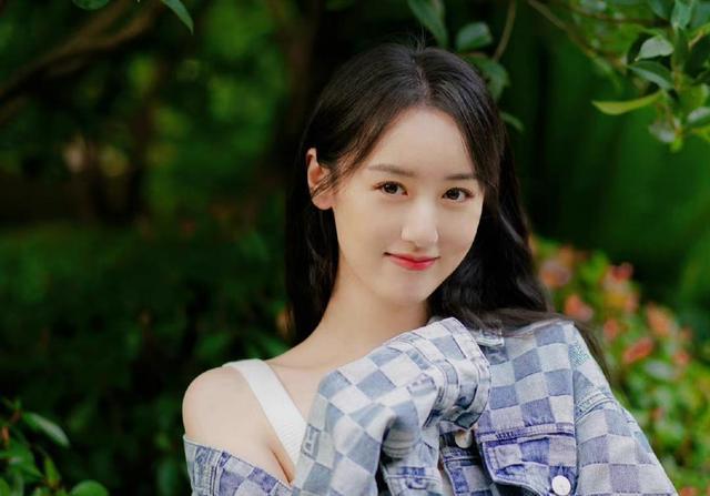 袁冰妍|袁冰妍经纪公司诺心传媒发布海报,袁冰妍还是C位,公司没有放弃她