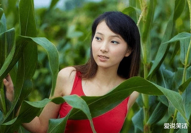 女寡妇家中洗澡,三个17岁的少年常常偷看,结局意外