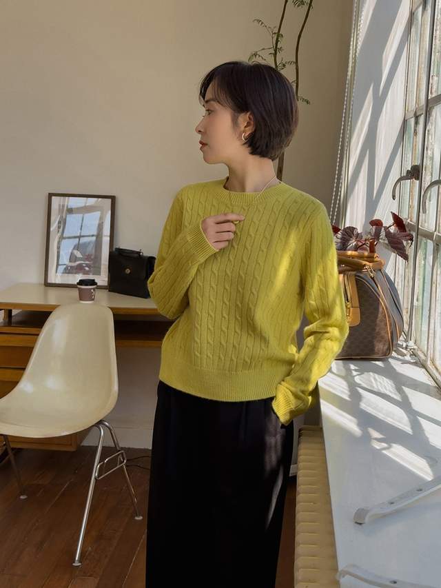 针织衫|会穿的职场女人,都爱“针织衫+打底裤和半身裙”,时髦又显气质