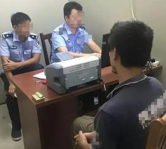 2016年安徽一男子怀疑妻子出轨,躲床底5小时,情夫身份让他愤怒