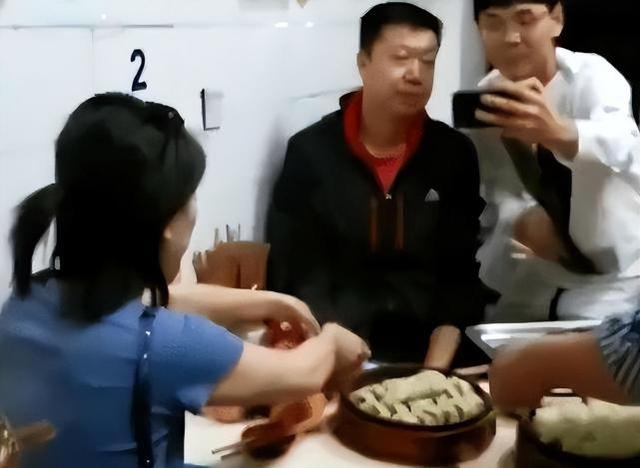 王治郅|CBA名宿王治郅久违亮相，与小13岁娇妻吃路边摊，力破离婚传言！