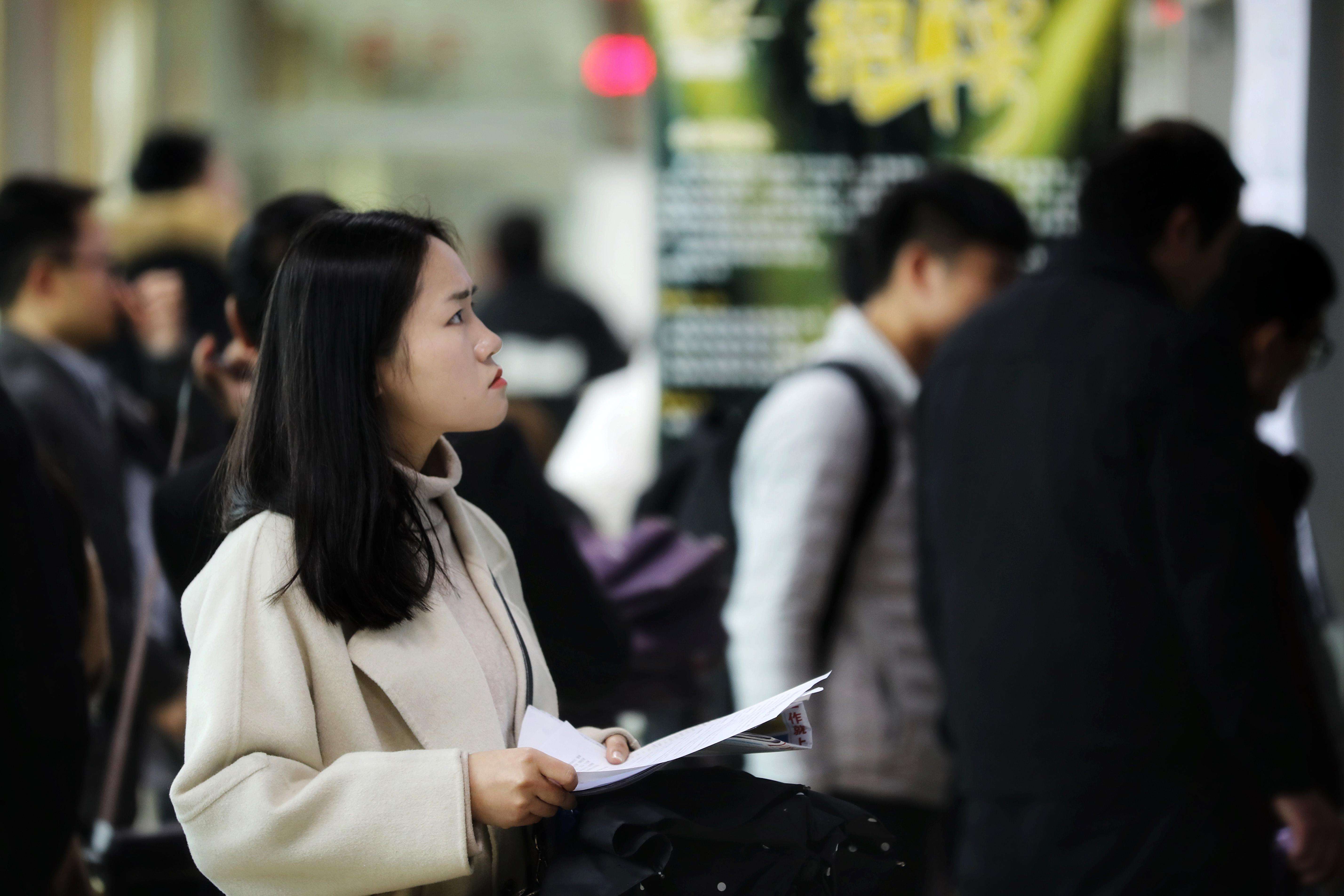 裁员潮|裁员潮下！月薪一万五，26岁素人求职，被要求要有“性经验”