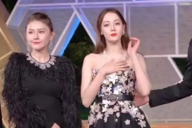 迪丽热巴|热巴以前还当过书模？原来出道前长这样，粉丝都不敢认！