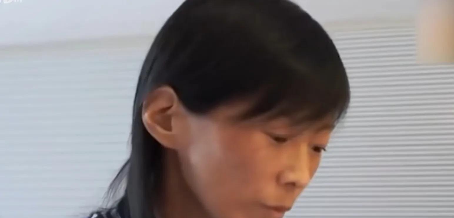 女博士患癌症，副教授丈夫下跪乞求妻子放过他，妻子说她只想活着