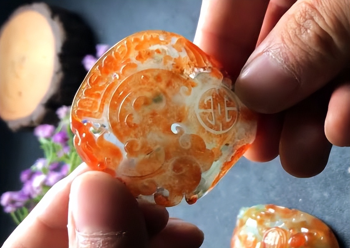 翡翠|一块被烧红的翡翠原石,经过雕琢后,令人瞠目结舌!