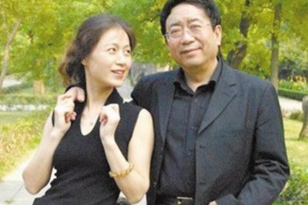 毁容|14年婚姻不敌一时温情，他毅然迎娶小16岁明星，世人痛斥：真是个伪君子