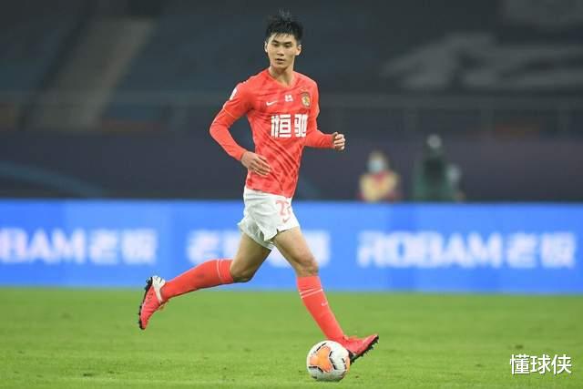 国足|李霄鹏胆大！国足后防未来5年核心浮现，年仅21岁，卡帅“遗产”