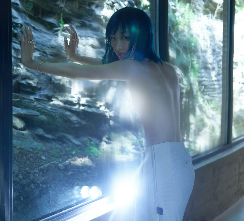 周冬雨|周冬雨不穿上衣拍大片！全身没有一点赘肉，侧身仅用一个巴掌遮挡