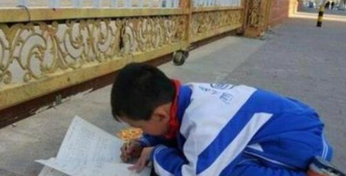 教师|学生被教师罚在楼道补作业，家长不满大闹学校，教师行为惹争论