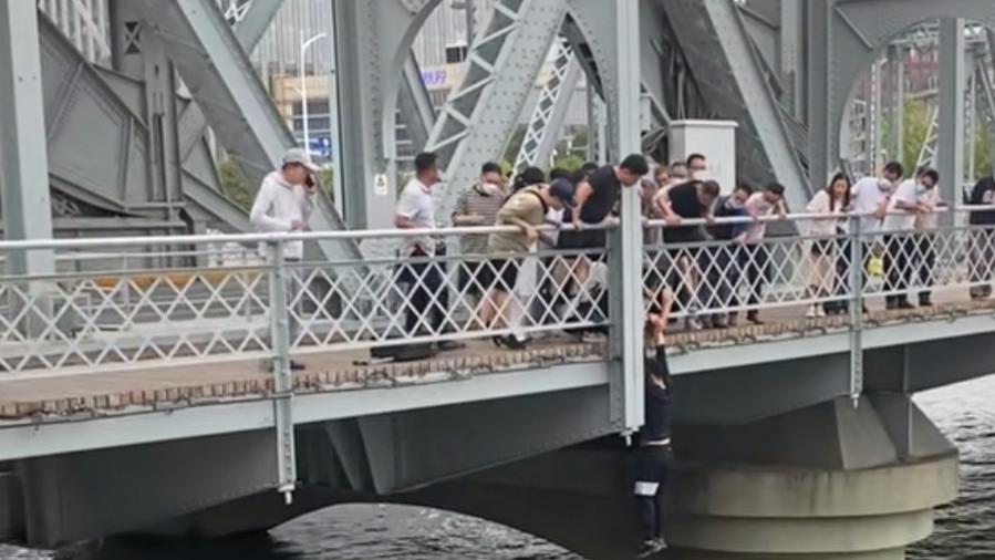 天津一小伙因失恋跳河，被救起后蹲地大哭，网友：没有过不去的坎