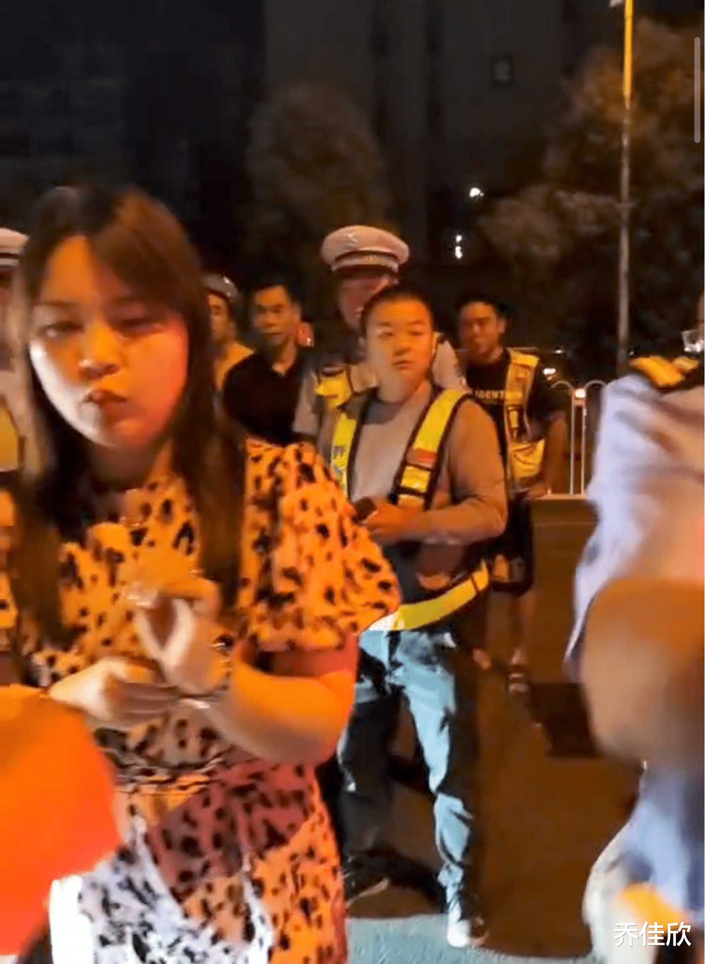 已回应!宝马女司机撞人后一路拖行,交警拦下后拒不配合