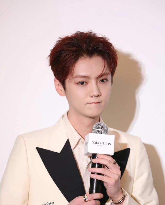 鹿晗|搜狐娱乐镜头下的鹿晗发福双下巴,粉丝怒指某媒体恶意搞小动作!