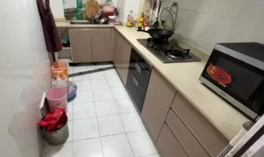 浙江,某地。黄先生家里的厨房漏水,他看到一个9.9元上门补漏的,于是找人补漏,没想到花了11800元