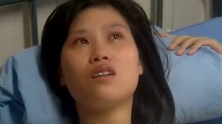 公公借儿媳300块给孩子看病,婆婆吃醋不满,逼得儿媳跳楼瘫痪