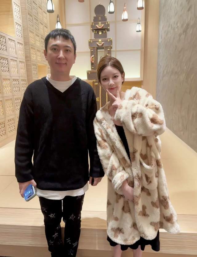 王思聪|王思聪与富婆合照显拘谨，站得笔直脸通红，美女穿睡衣关系引猜测