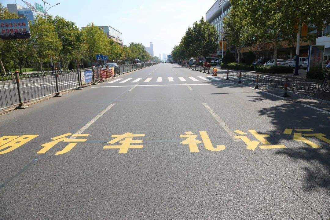 行人因为闯红灯被撞时,谁负主要责任?车主知道答案后“炸锅”了