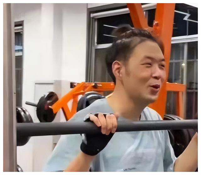 连体裤 杜海涛素颜露面，瘦到脱相认不出，网友指他老得像身旁亲妈同龄人