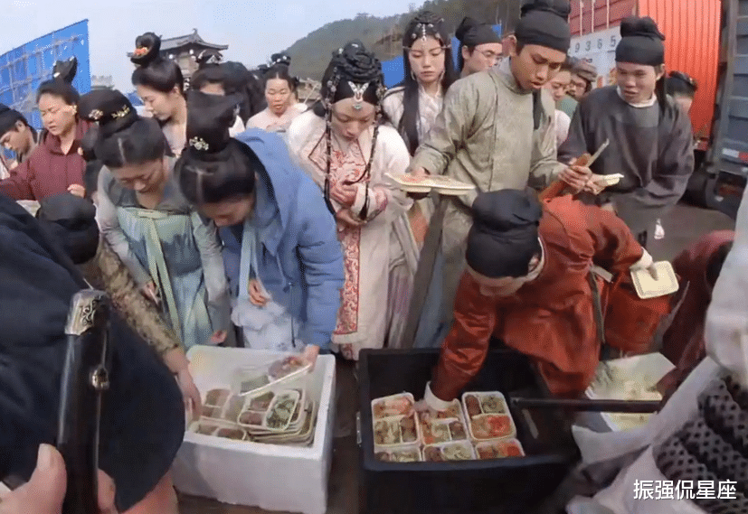 沈凯|横店20万群演现状:美女泛滥,懒汉光棍遍地,他们将何去何从