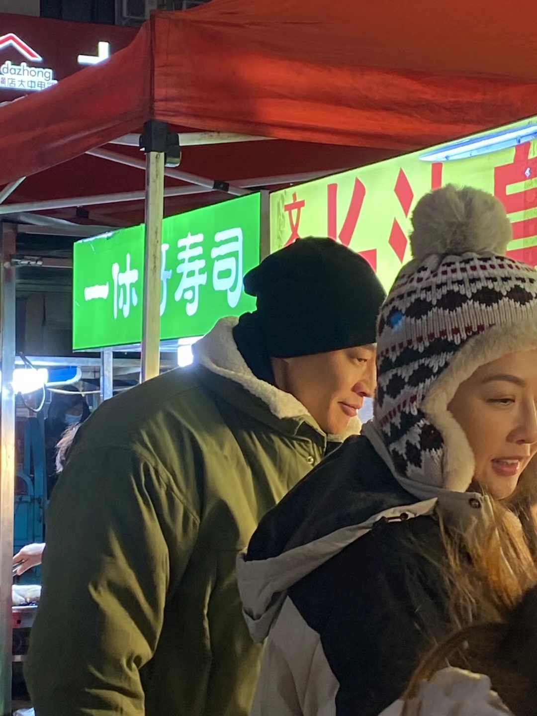 何润东|《浮图缘》何润东夫妻逛夜市,两人超有夫妻相,笑的动作都很一致