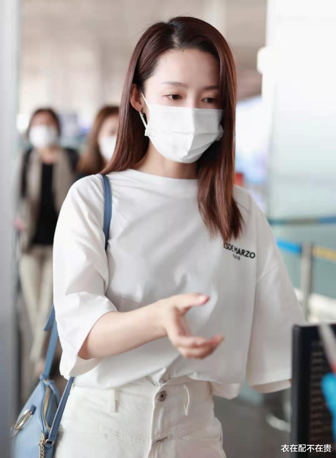 赵本山|李沁身材好真占便宜，别人穿T恤短裤很普通，她却穿得时髦又高级