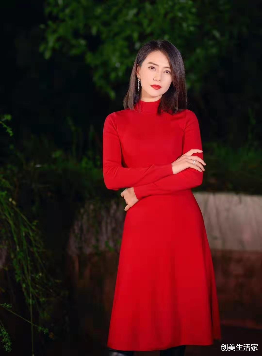 女孩 高圆圆大红色连衣裙搭配短发红唇,优雅美丽迎新年