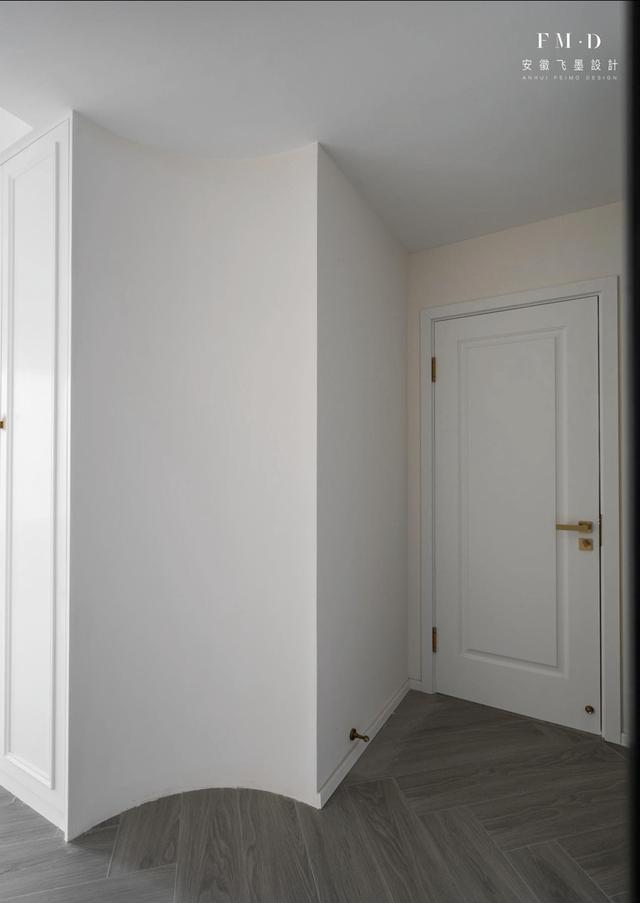 卧室小点，也能挤出一个不占地衣帽间：门侧墙塞柜子，多2储物