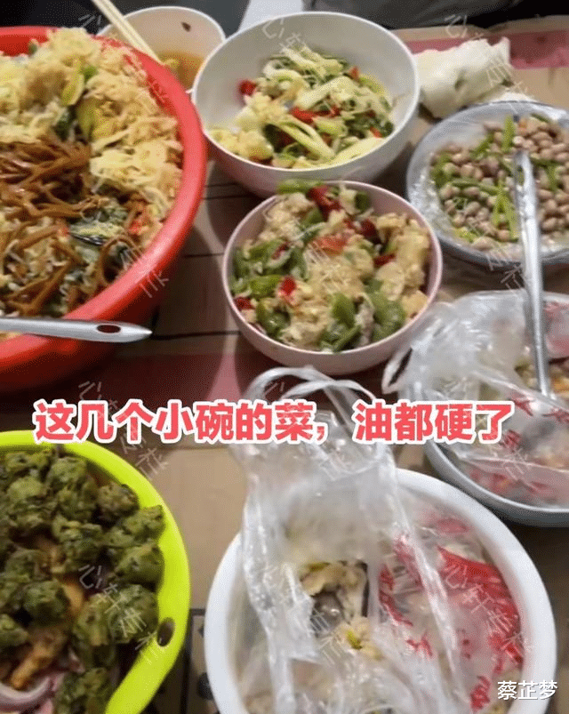 这不合适!河南男子帮新人开婚车,被吃前天剩菜,一碗热汤都没