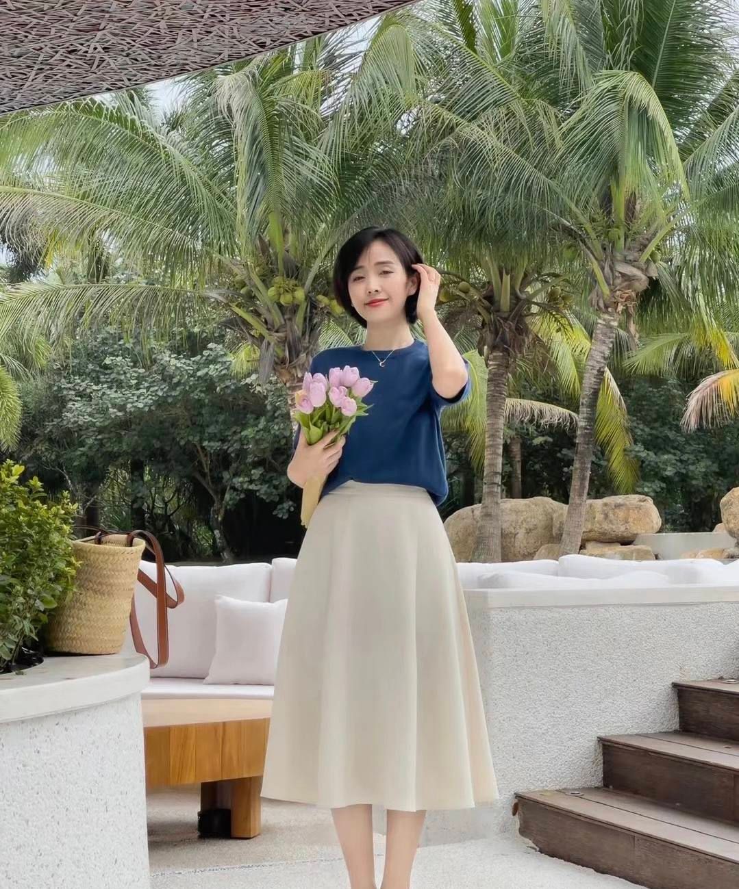 穿衣搭配 真正穿衣得体的中年女人，夏天穿裙不会高于膝盖，不扮嫩更优雅