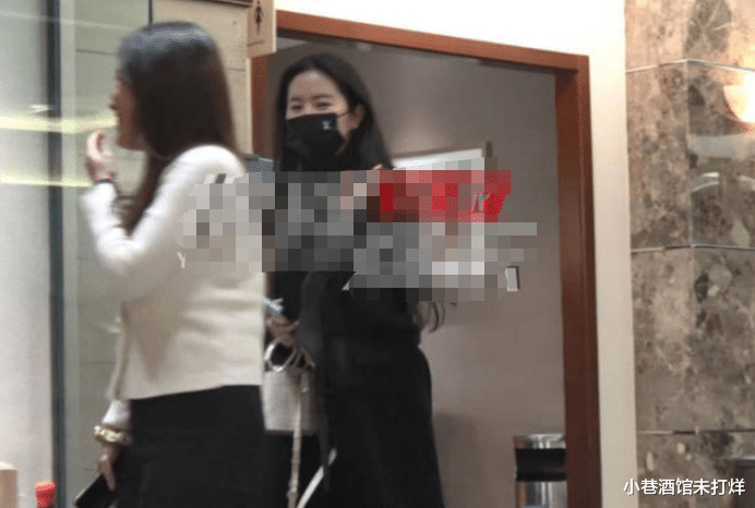 刘亦菲|刘亦菲逛街被偷拍！与友人路边热聊，主动同狗仔挥手打招呼太可爱