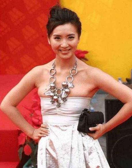 |紧身衣服没穿对多丢人？刘涛扣子崩开，柳岩特别土，金晨变小肚婆