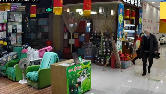 江苏淮安，一名老大爷路过一家商铺时，看到女店员在店内跳舞