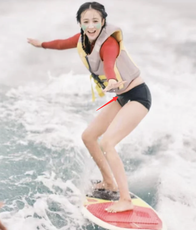 佟丽娅|偶遇佟丽娅三亚冲浪,穿泳衣膝盖淤青,过年长胖肚子赘肉好明显