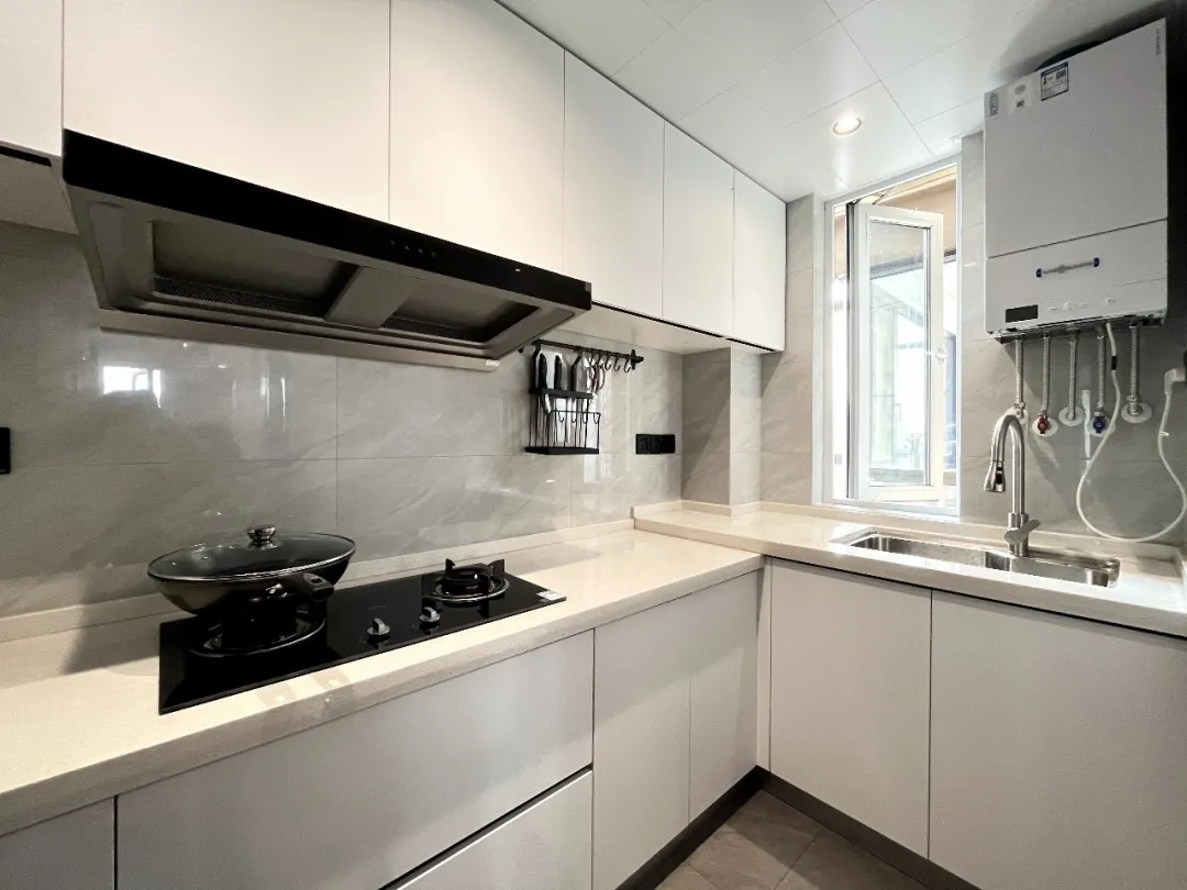 95㎡三室变两室,打造黑白灰风格,还有独立办公空间