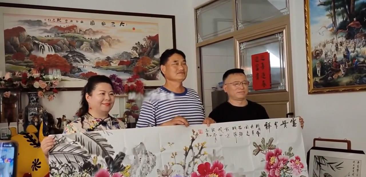 朱之文|大衣哥带领女粉丝参观菜园，张二保：你命真好，今天又走桃花运了