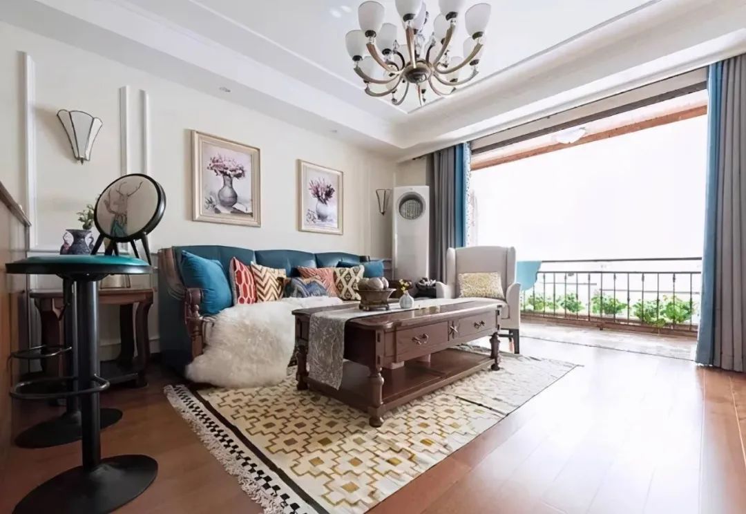 客厅没阳台,这对夫妻突发奇想搞了个“假阳台”的,邻居们纷纷来效仿!