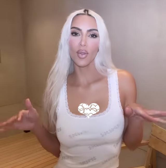 金·卡戴珊|卡戴珊好美，回到豪宅继续工作，打扮恢复正常，42岁身价已超10亿