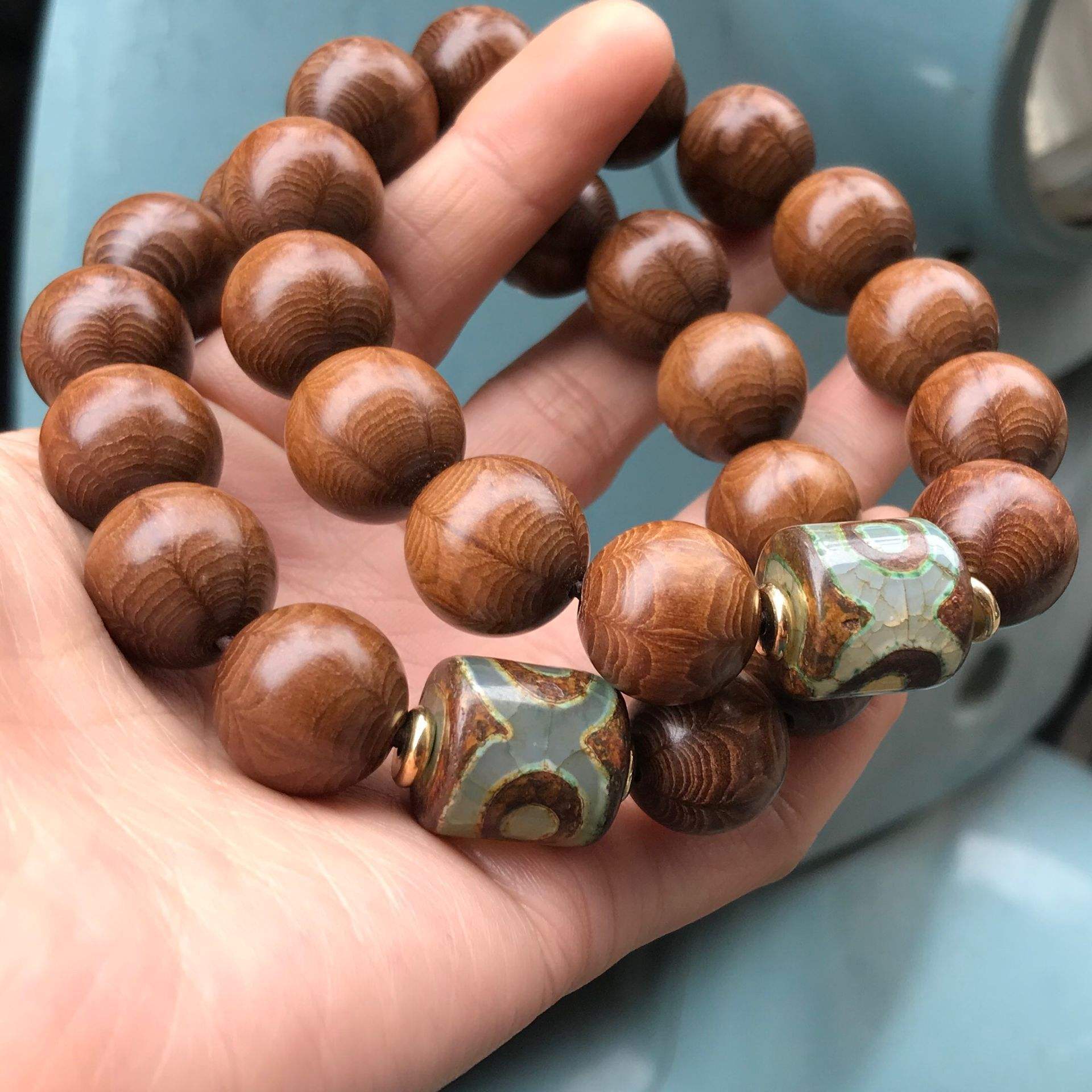 琥珀蜜蜡|喜欢盘玩手串的人这么多，手串盘玩好玩在哪？