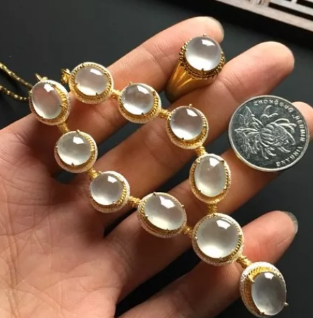 |价值昂贵的翡翠蛋面，为何用白纸包装，只为展现翡翠的美