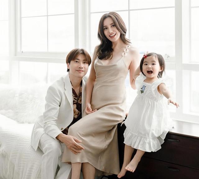 雨侨|恭喜!37岁香港知名女星雨侨宣布怀二胎,晒孕肚写真秀S型好身材