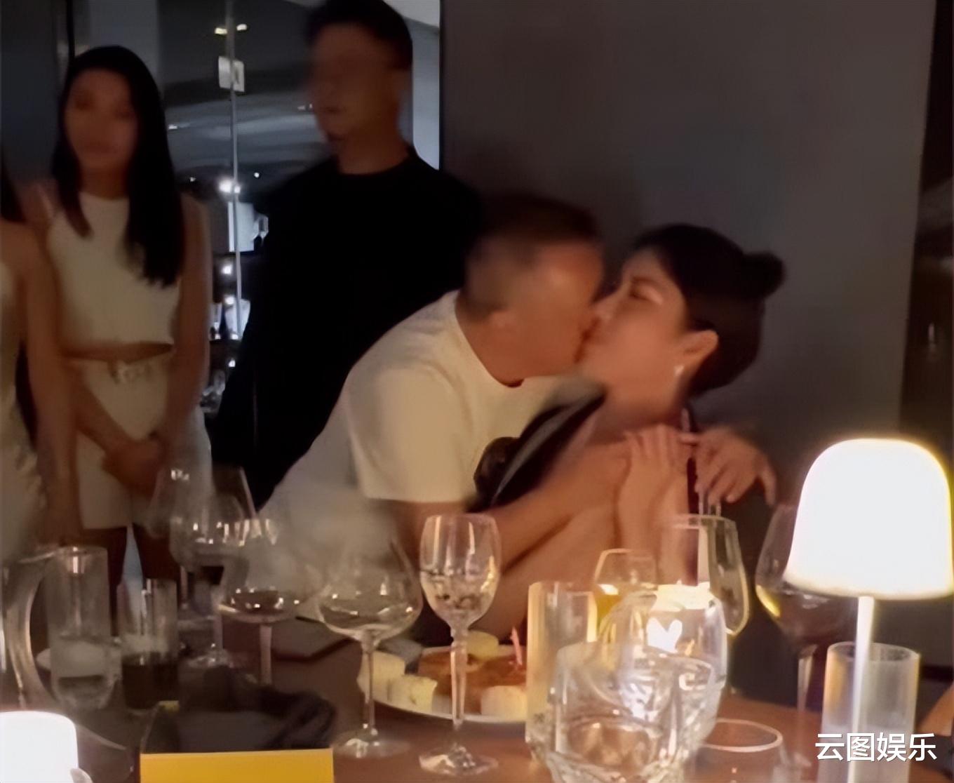 曾志伟|曾志伟与俩已婚女星聚会引热议！抱作一团不避嫌，脸贴脸显亲密