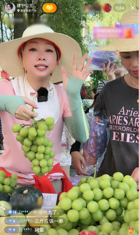 知名港星带货太惨!街边卖水果,戴草帽像村妇,卖力吆喝无人认出