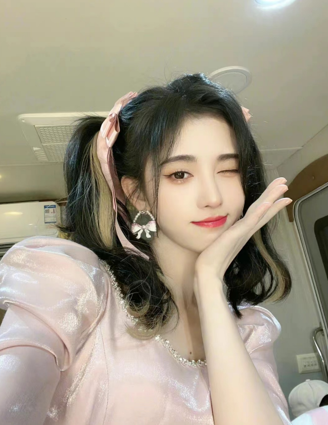 t恤 减龄女生发型这样选，不仅好看还百搭，看着更加日常